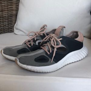 Women’s size 7 Adidas sneaker
